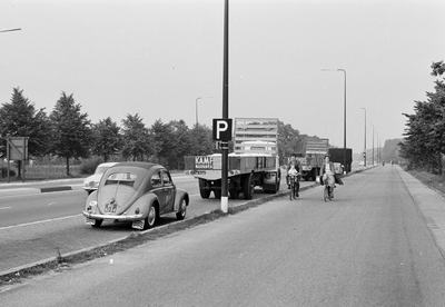 127390 Afbeelding van geparkeerde auto's langs de Utrechtseweg te De Bilt.